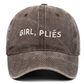 Détail de la broderie Girl Plies sur la casquette en coton délavé vintage marron foncé - Taille unique / Café