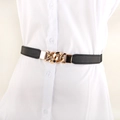 Cinturón elástico negro con hebilla de cadena dorada sobre camisa blanca - Negro