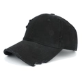 Détail des finitions déchirées sur une casquette de baseball noire en coton - Réglable / Noir