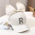 Detail of white mesh baseball cap with pearl bow and rhinestone letter R decoration - 2-10 Years (48-54cm) / White (R Rhinestone)