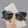 Eleganti occhiali da sole neri cat eye con custodia in pelle bianca per donna - Montatura Nera Lente Grigia