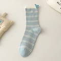 Hellblau-weiß gestreifte Socken mit einem süßen blauen Herz-Webetikett am Bund - Einheitsgröße / Milchblau Gestreift
