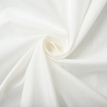 Détail macro du tissu en coton blanc montrant la texture tissée et les plis en spirale - S / En Stock / Blanc