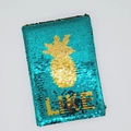 Dettaglio delle paillettes reversibili con motivo ananas e scritta LIKE su taccuino - Ananas Verde