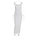 Nauwsluitende witte midi-jurk met spaghettibandjes en verticale plissée-textuur - S / Wit