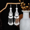Orecchini Miao in argento con nappe lunghe e design a liuto pipa con motivi traforati - Nappa a Forma di Pipa (E3067-5) / Argento