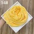 Détail rapproché de l'écharpe en mousseline jaune vif avec de fines paillettes dorées brillantes - Jaune Gingembre