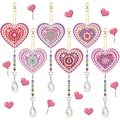 Set di 6 portachiavi diamond painting a cuore con cristalli colorati e ganci a moschettone - Ciondoli Acchiappasole a Cuore in Stile Mandala (Set da 6)