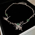 Collana a ragno argentata con pietre verdi in un astuccio di velluto nero di lusso - Collana con Ciondolo a Forma di Ragno in Pietra Preziosa Verde Argento
