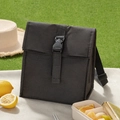 Borsa termica nera porta pranzo con fibbia e tracolla regolabile sull'erba - Nero
