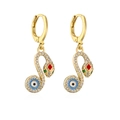 Pendientes de aro de serpiente bañados en oro con circonitas sobre fondo blanco - Estilo 42819 (Ojo del Diablo)
