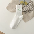 Witte middelhoge geribbelde sokken met groene dreamer-borduring en bergpatroon design - Eén maat / Wit