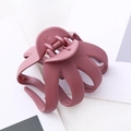 Detail van de grote matte octopus haarklem in oudroze met een stevige metalen veer - Roze