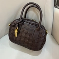 Mini-Handtasche aus dunkelbraunem geflochtenem Leder mit goldener Hardware und Knoten - Kaffeebraun