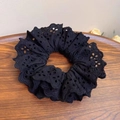 Chouchou élégant en dentelle noire brodée avec bords festonnés sur plateau bois - Style à Volants en Dentelle / Noir