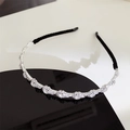 Serre-tête argenté élégant avec strass brillants et perles sur surface réfléchissante - EM1225 Bandeau Zircone Goutte d'eau Argent / Argenté