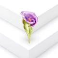 Dettaglio della spilla a forma di calla viola con stelo verde su piedistallo geometrico - Stile Calla Viola