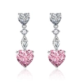 Dettaglio di orecchini pendenti con zircone rosa a cuore, finitura argento e taglio brillante - Orecchini pendenti