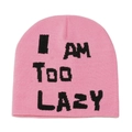 Gedetailleerde gebreide textuur van de roze muts met vette zwarte I AM TOO LAZY tekst - M (56-58cm) / Roze