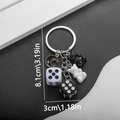 Vista dettagliata delle dimensioni del portachiavi con orso e dadi, lunghezza totale 8,1 cm - Stile Orso Dadi Luna in Resina Nera