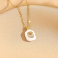 Elegante collana a catena dorata con gemma rettangolare trasparente e ciondolo in smalto bianco - Oro Bianco Zucchero Quadrato (8188)