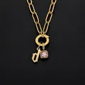 Gothic kleine letter d hanger ketting met fonkelende roze zirkoon in 14K goud finish - Letter D / Goud