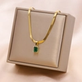 Macro di collana catena a serpente dorata con gemma verde rettangolare in confezione regalo - Collana / Verde