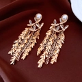 Λεπτομέρεια από vintage σκουλαρίκια 18K με πέρλες και μεταλλικά φύλλα σε καταρράκτη - 18K Real Gold Plated Pearl Flower Tassel Στυλ / Χρυσό