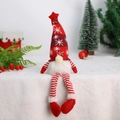 Weihnachtswichtel mit Schneeflocken-Strickmütze und langen Beinen in festlicher Kulisse - Leuchtend Lange Beine Rot