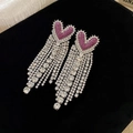 Dettaglio di orecchini vintage in argento con cuori di strass e frange bordeaux - 1# Perno in Acciaio Argento Rosso Rosa