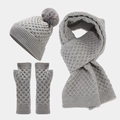 Dettaglio di un set invernale grigio con berretto con pompon e sciarpa in maglia - Grigio