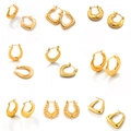 Set mit neun Paaren vergoldeter Edelstahl-Creolen in verschiedenen modernen Designs und Texturen - 9-Paar Hydraulisches Ohrring-Set (Hydraulic Earring Set Gold)