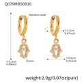 Makroaufnahme von Hamsa-Hand-Ohrringen in Gold mit Zirkon-Details und Maßen - Hand der Fatima Stil Ohrringe (Q079) / Gold