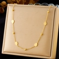 Dettaglio della collana a catena in acciaio inossidabile dorato con ciondoli a goccia - Design Perline a Goccia d'Acqua (N3245)