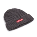 Berretto in maglia grigio scuro con toppa ricamata HELLO e trama a coste per stile invernale - Taglia unica / grigio scuro