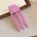 Haarclip in Rosa mit drei Zinken für Volumen auf weißem Plüschhintergrund - Haarspange – Rosa – Klein