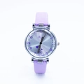 Détail d'un bracelet fin lilas pailleté et cadran argenté avec des motifs de cœur - Violet