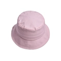 Detalle de gorro de pescador rosa con costuras reforzadas en el ala y textura de tela de algodón - Rosa