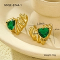 Macro detail of gold-plated heart earrings with green zircon and wavy texture - Crumpled Texture Heart with Green Zirconia Style (NMSE-B744-1)
