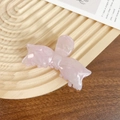 Pince à cheveux papillon en acétate rose présentée sur un plateau en bois - Violet Clair 8CM