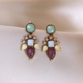 Vintage Ohrringe mit bunten Harzkristallen und Diamanten auf beigem Seidenstoff - Gold/Mehrfarbig