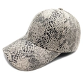 Detail der grauen und beige Schlangenleder-Textur auf dieser modischen Baseballkappe - Schlangenmuster Beige