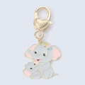 Détail du pendentif éléphant en émail avec fermoir cœur doré et anneau métallique - Éléphant Mère et Bébé