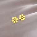 Pendientes minimalistas de flores de seis pétalos en acero de titanio dorado sobre seda - Dorado