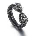 Bracciale rigido in acciaio vintage con due teste di leone e finitura argento antico - Bracciale Aperto Testa di Leone (KB167193-KFC) / Argento Antico