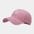 Vue détaillée de la casquette de baseball rose en coton délavé avec motif Happy Easter - Réglable / Rose