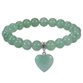 Dettaglio macro del bracciale di pietre naturali verdi con ciondolo a cuore lucido - Braccialetto di avventurina verde
