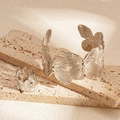 Dettaglio della trama a rilievo con farfalla argentata su bracciale aperto e anello - Bracciale - Farfalla Argentata (Set da 2)