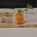 Handgefertigte Mönchsstatue aus Thujaholz auf antikem Buch mit natürlicher Maserung - Tang Sanzang