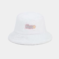 Dettaglio di cappello a secchiello in finta pelliccia bianca con ricamo Happy e stella - M (56-58cm) / Bianco